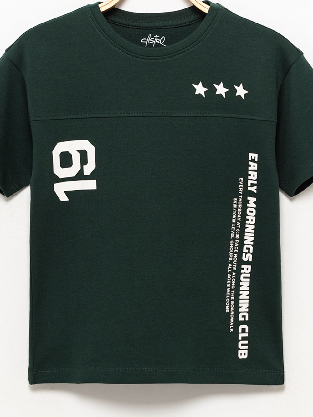 טי-שירט בסגנון ספורטיבי