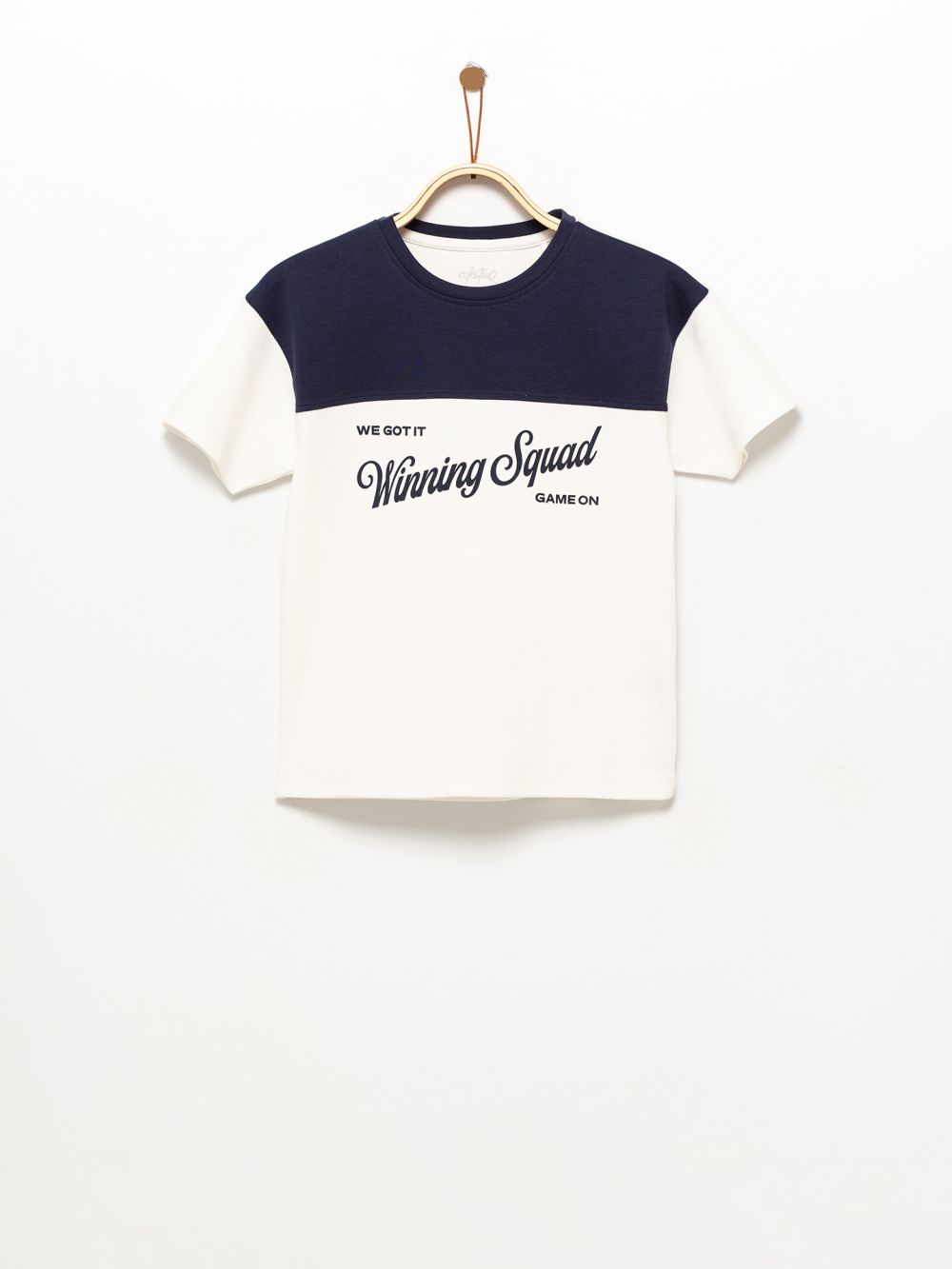 טי-שירט בסגנון ספורטיבי