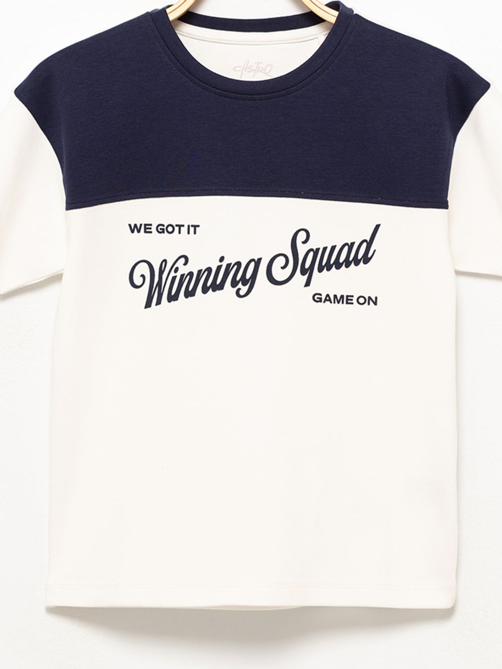 טי-שירט בסגנון ספורטיבי