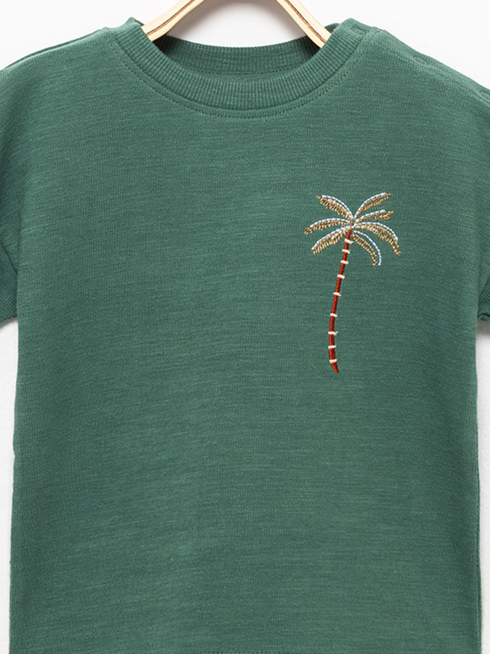 טי שירט עם טקסטורה ורקמה