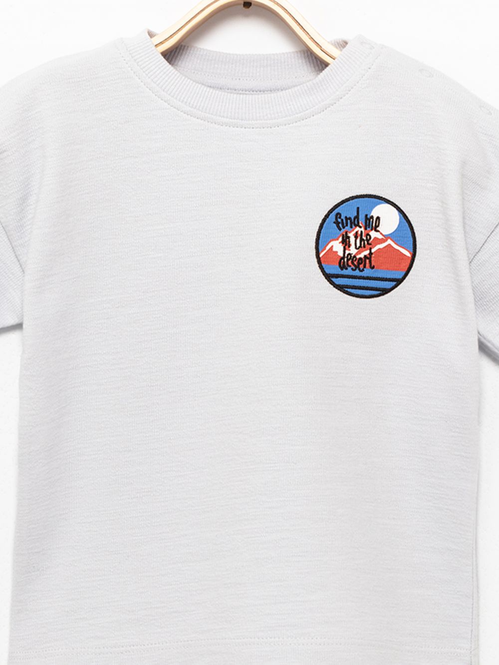 טי שירט עם טקסטורה ורקמה