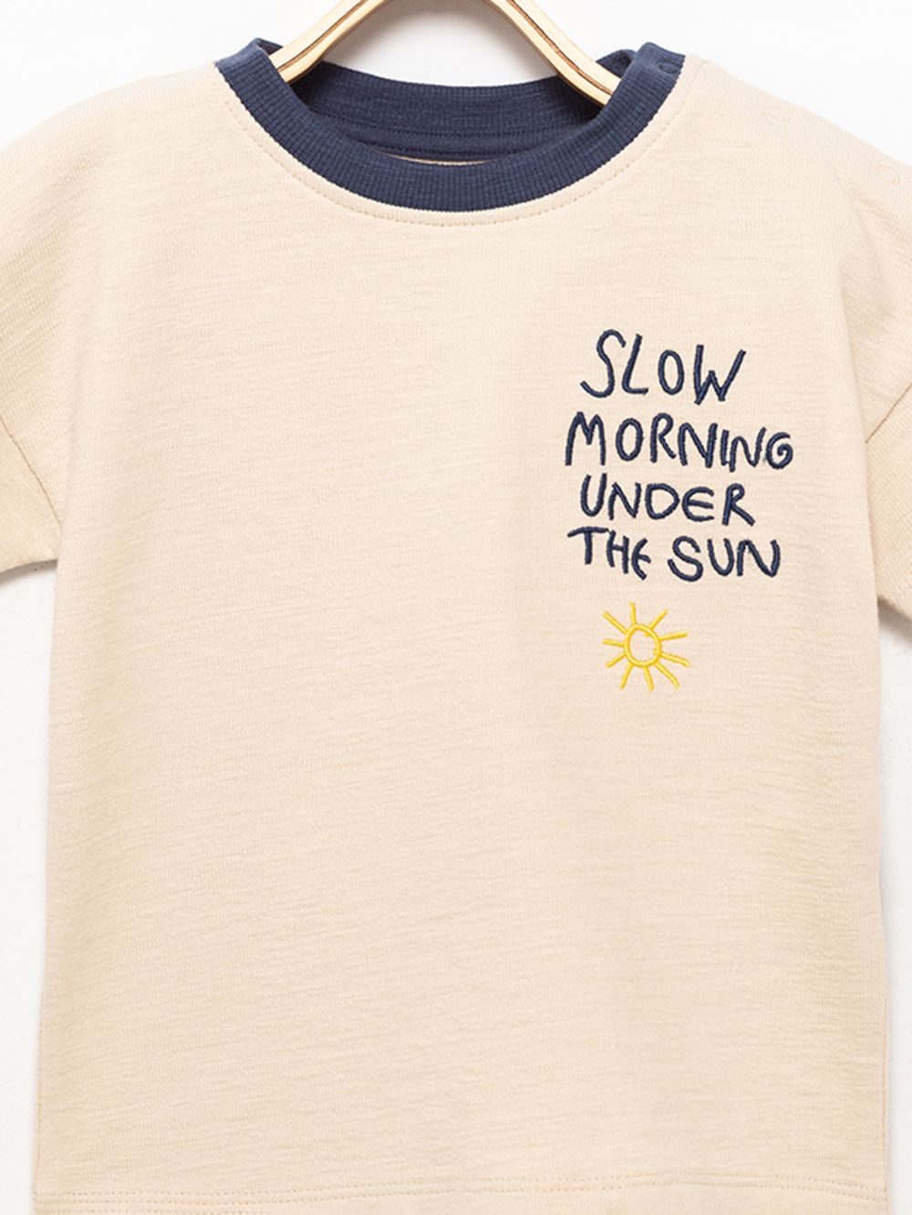 טי שירט עם טקסטורה ורקמה