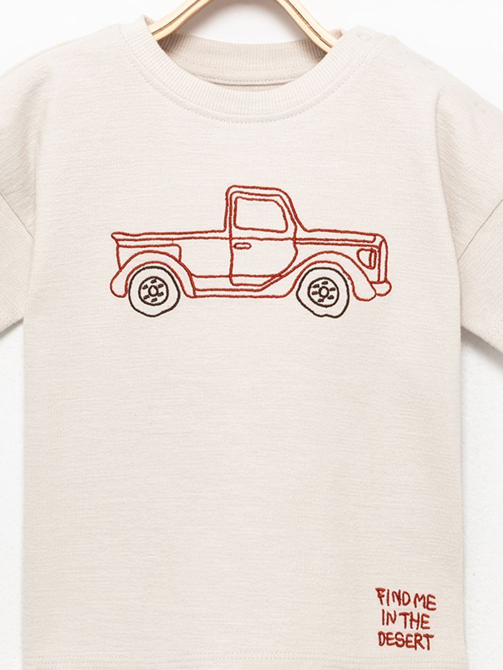 טי שירט עם טקסטורה ורקמה