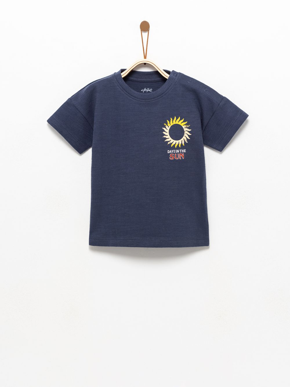 טי שירט עם טקסטורה ורקמה