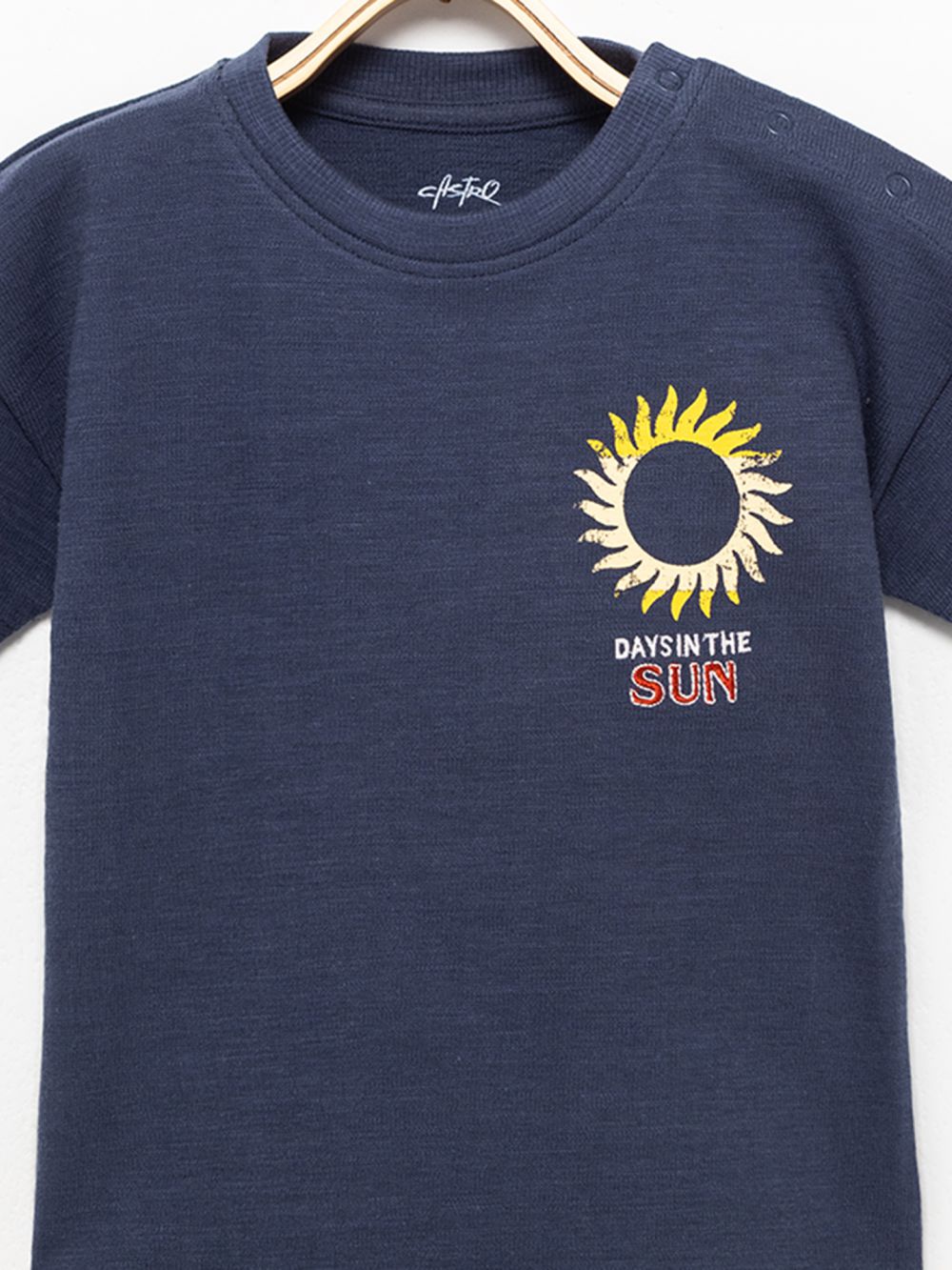 טי שירט עם טקסטורה ורקמה