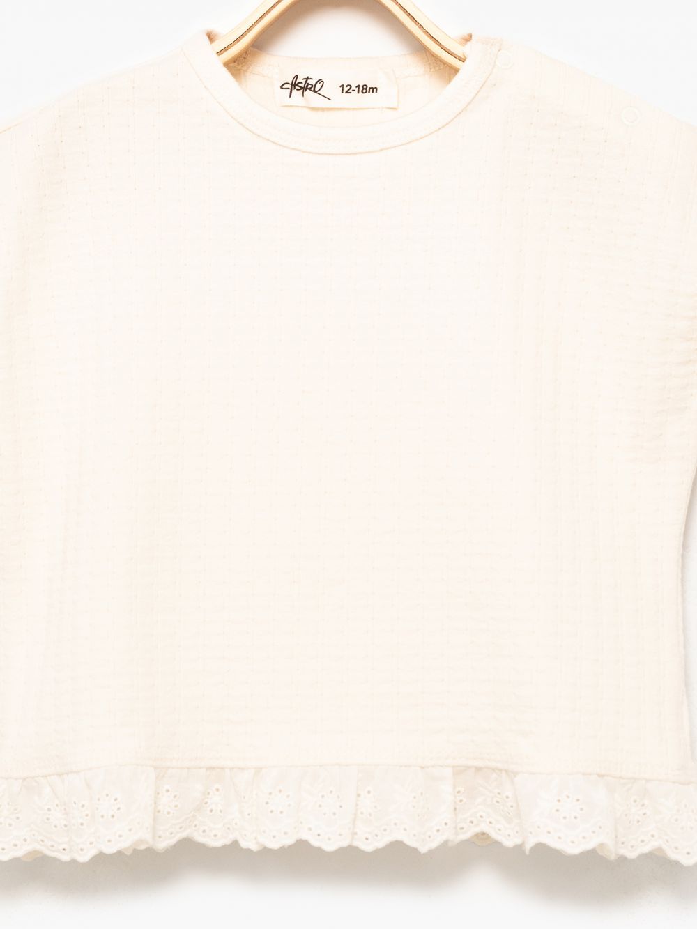 טי שירט עם רקמה