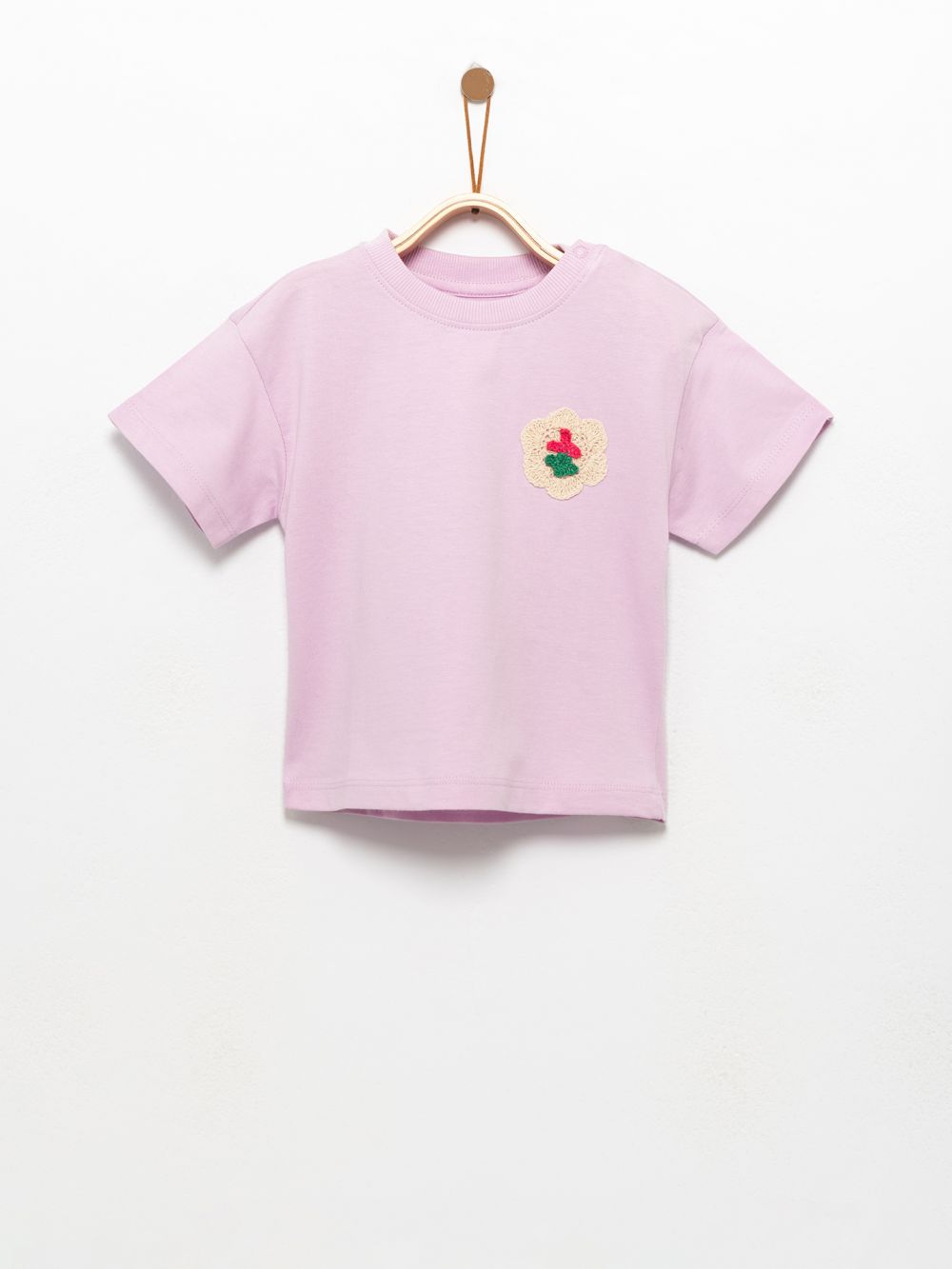 חולצה עם אפליקציית קרושה