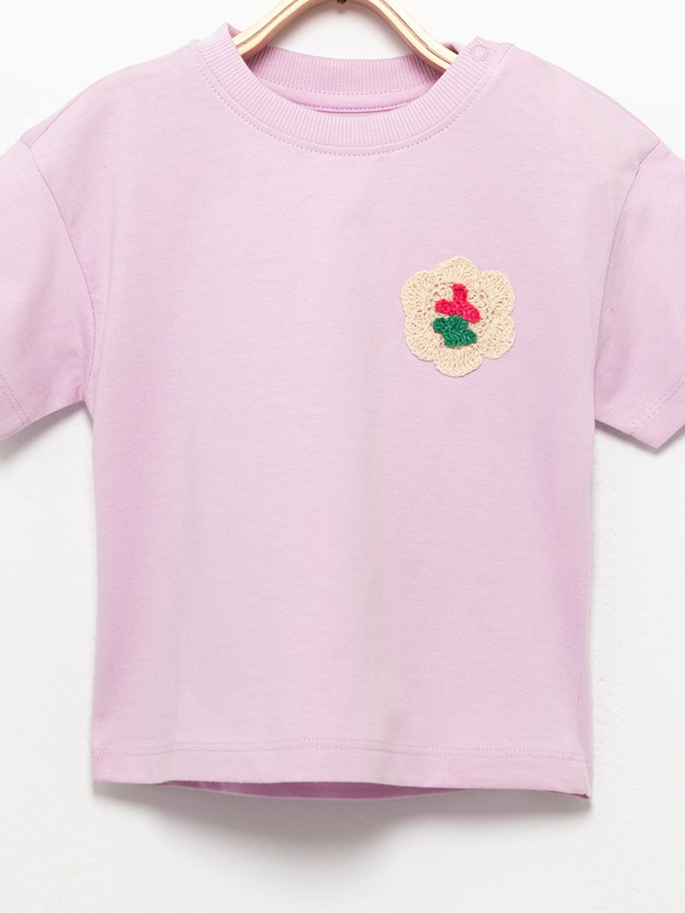 חולצה עם אפליקציית קרושה