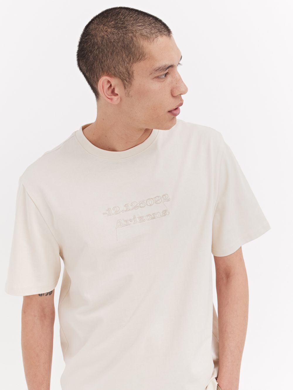 טי שירט עם ריקמה