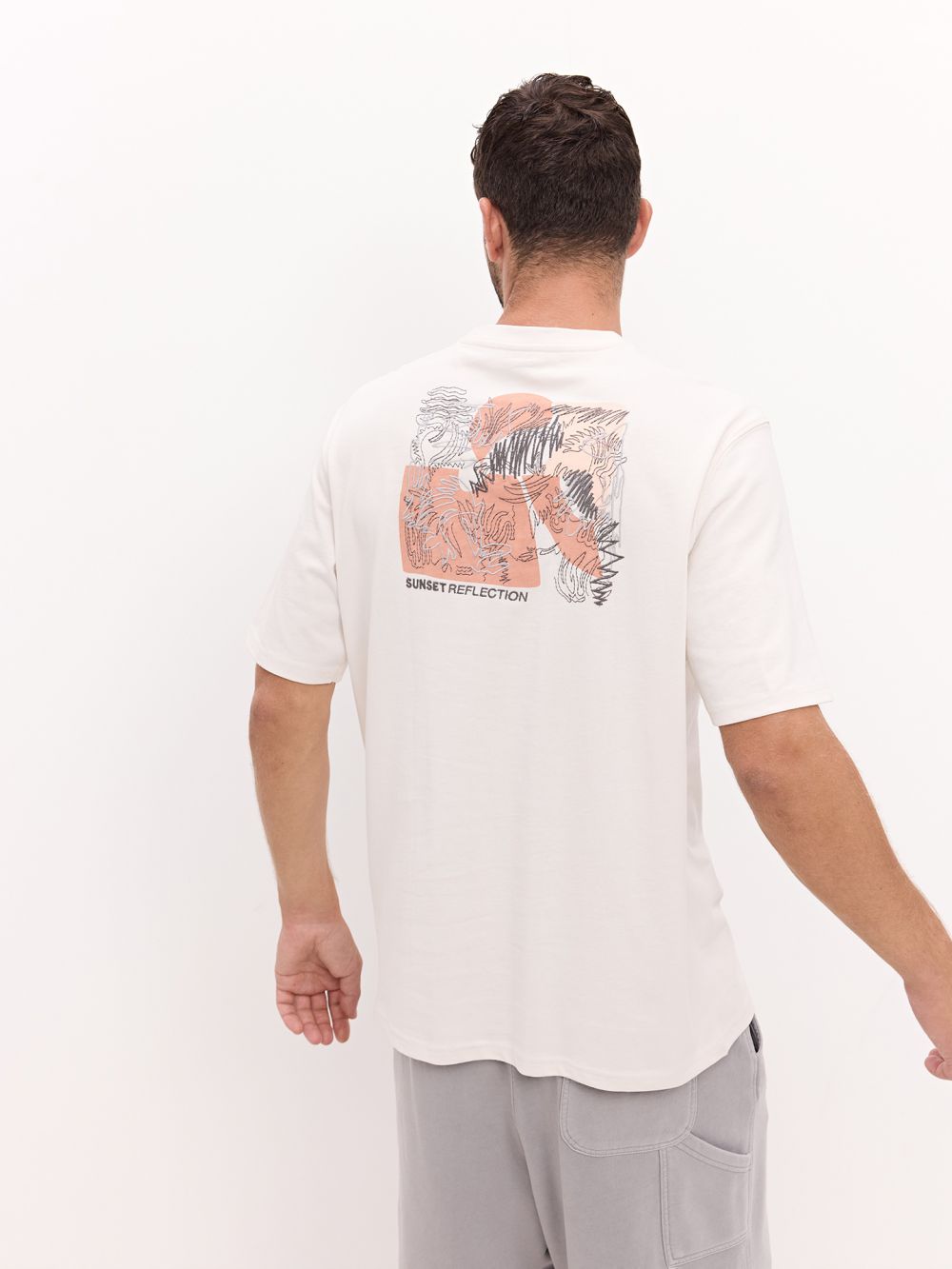 טי שירט Relaxed fit עם דפוס וריקמה