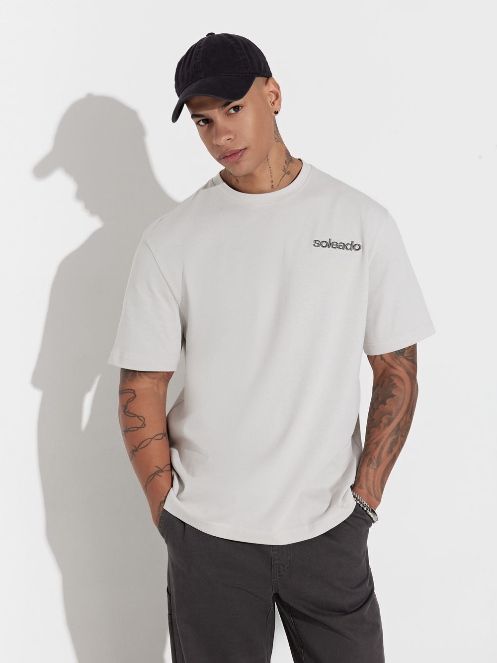 טי-שירט RELAXED FIT עם כיתוב