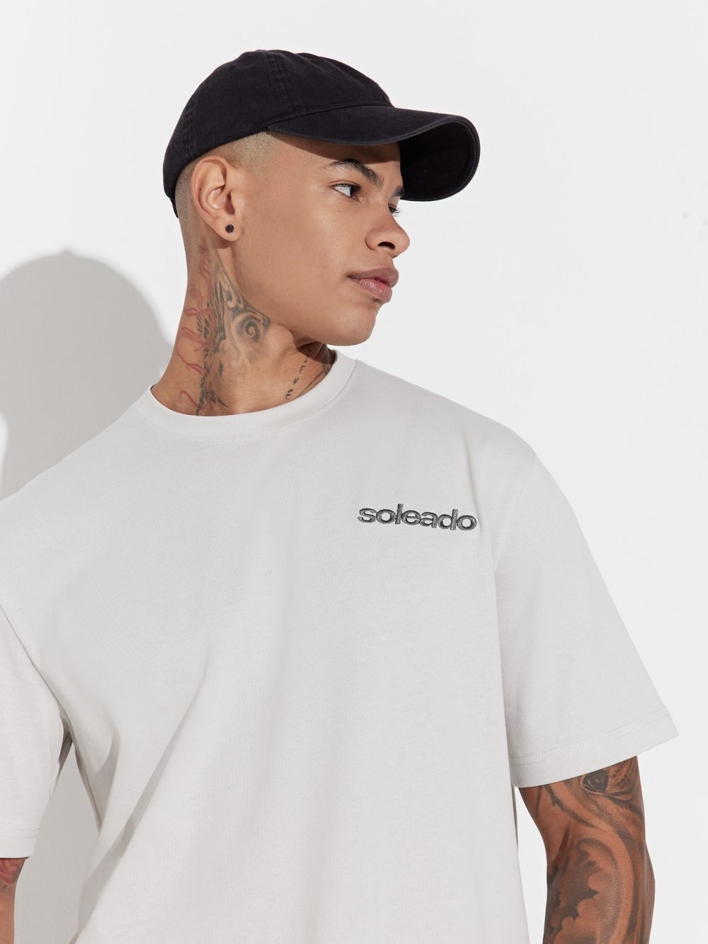 טי-שירט RELAXED FIT עם כיתוב