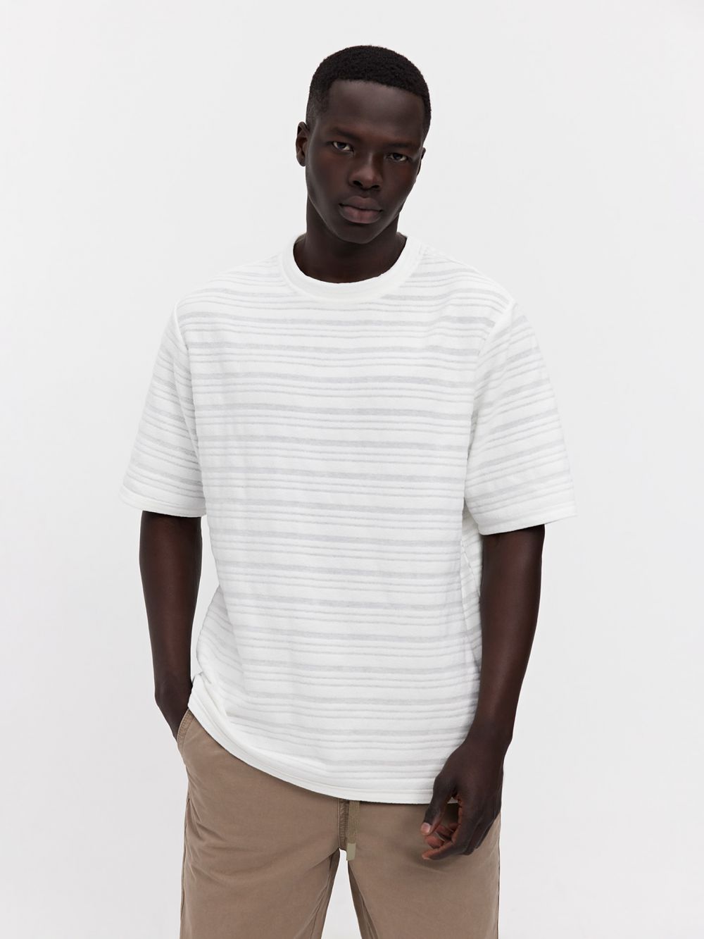 טי שירט עם טקסטורה של פסים