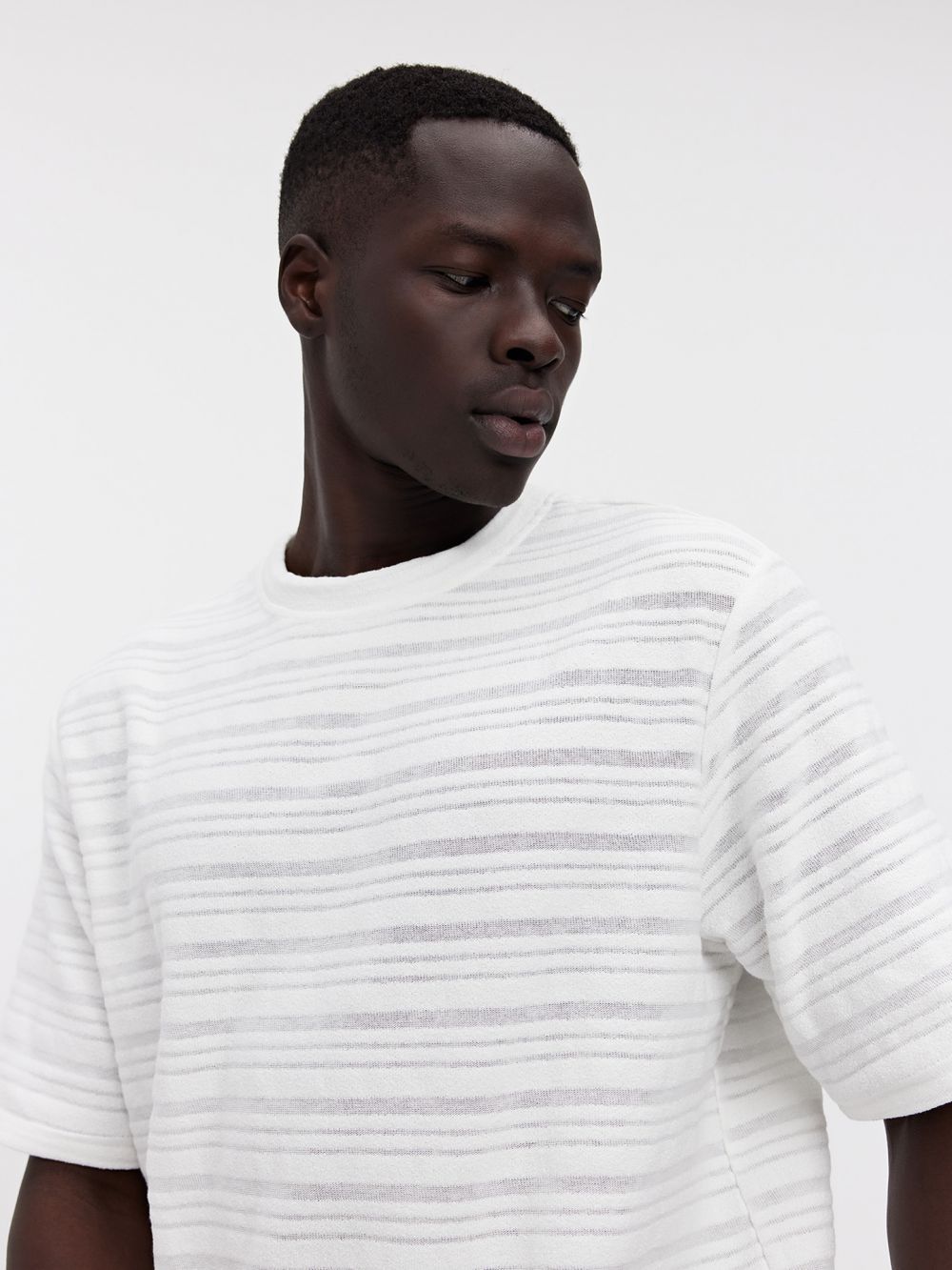 טי שירט עם טקסטורה של פסים