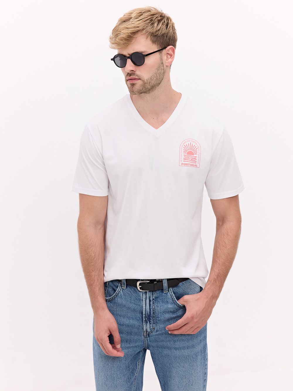 טי שירט צווארון וי מודפסת