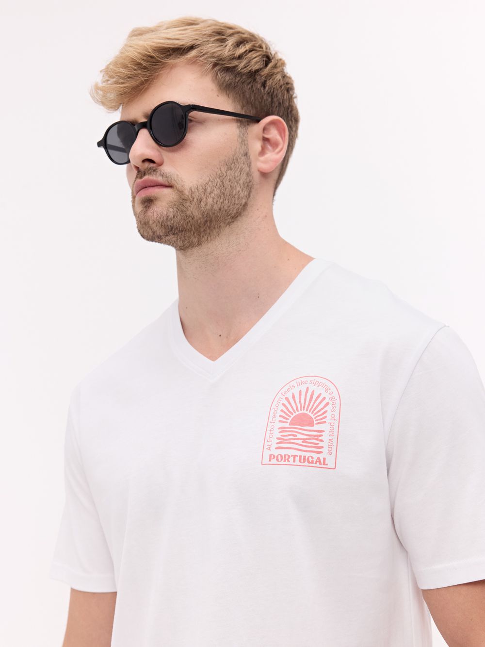 טי שירט צווארון וי מודפסת