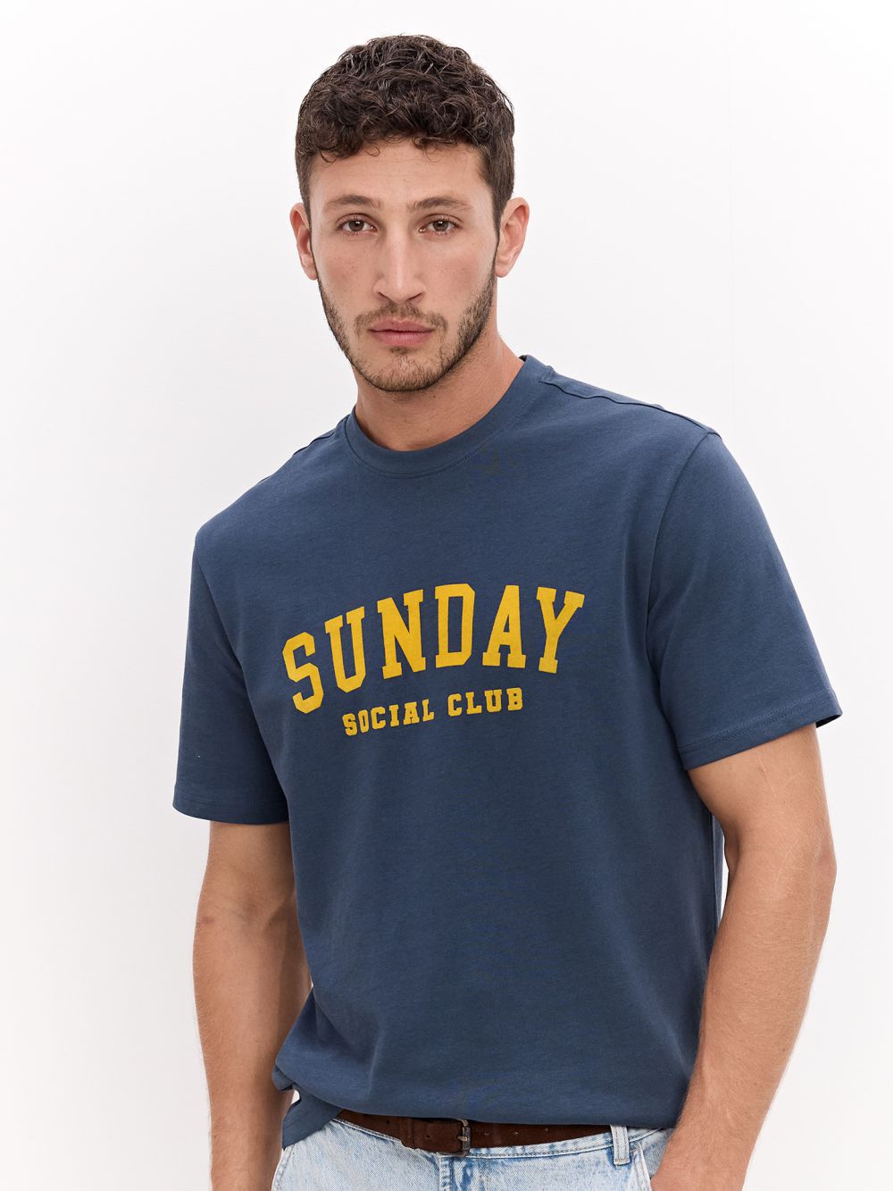 טי-שירט REGULAR FIT עם כיתוב