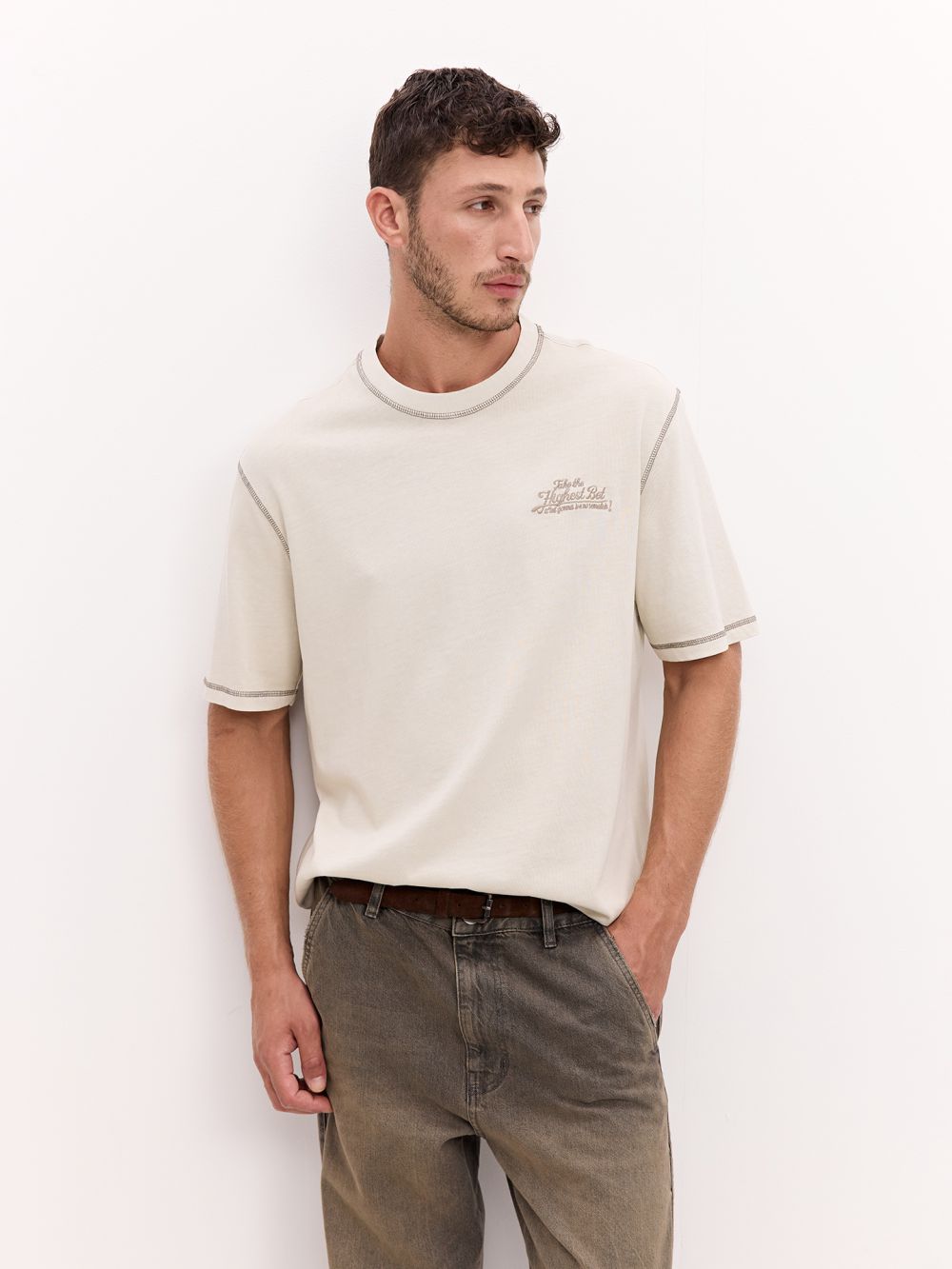 טי Relax fit עם תיפורים ורקמה