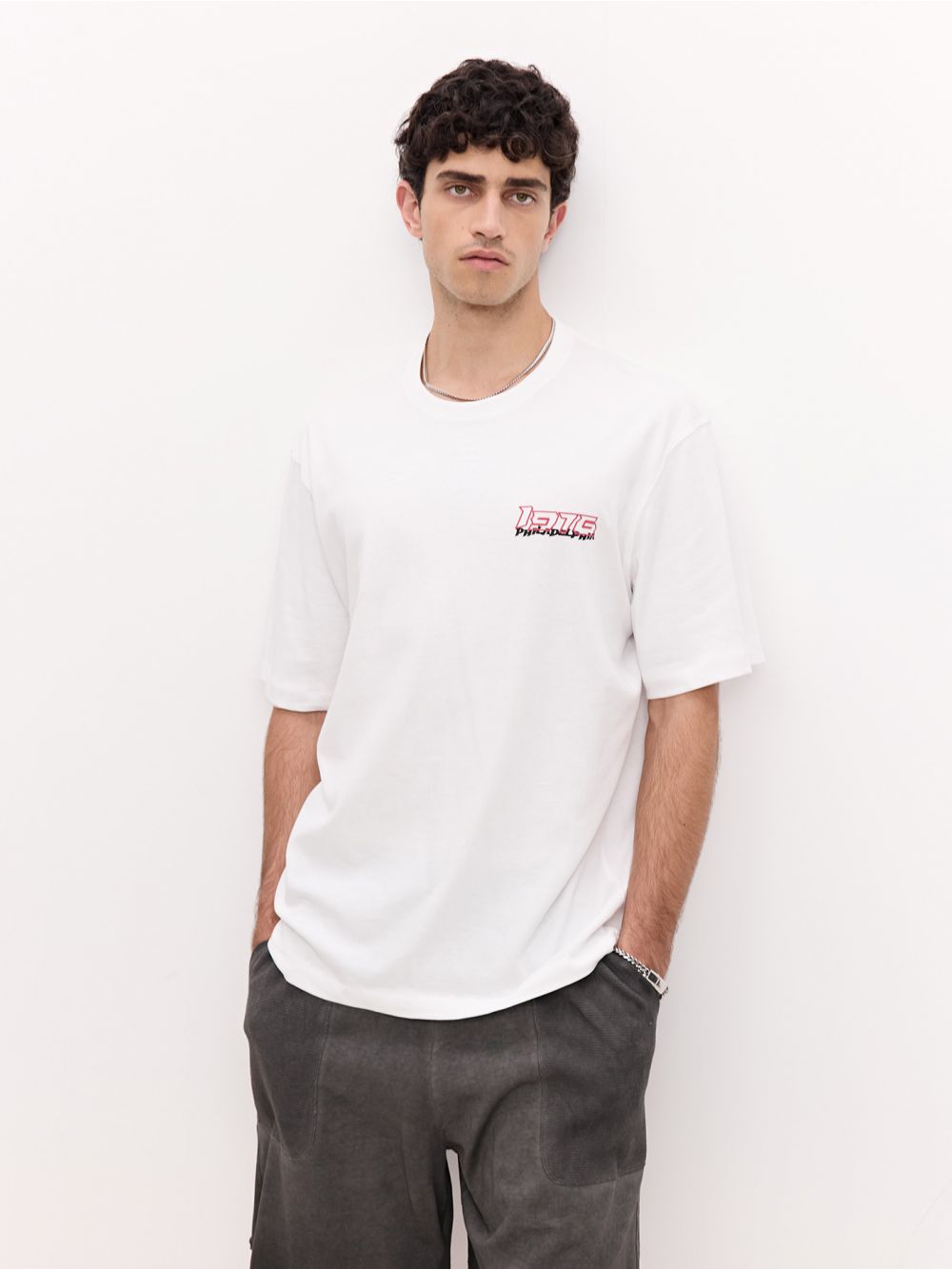 טי שירט Relaxed fit עם חתך אחורי וארט