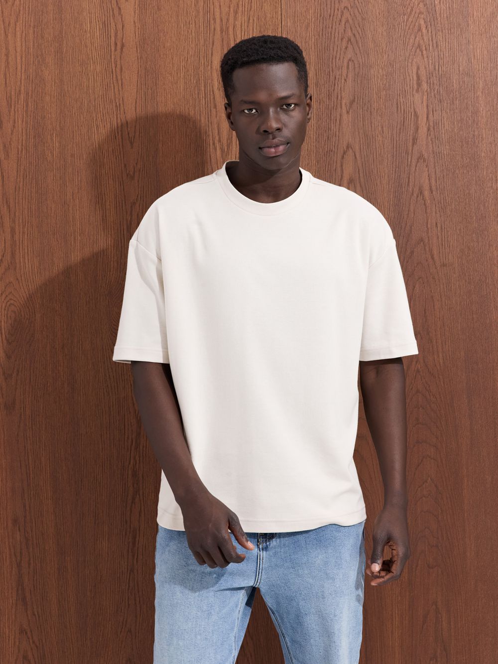 טישרט עם דפוס בגב