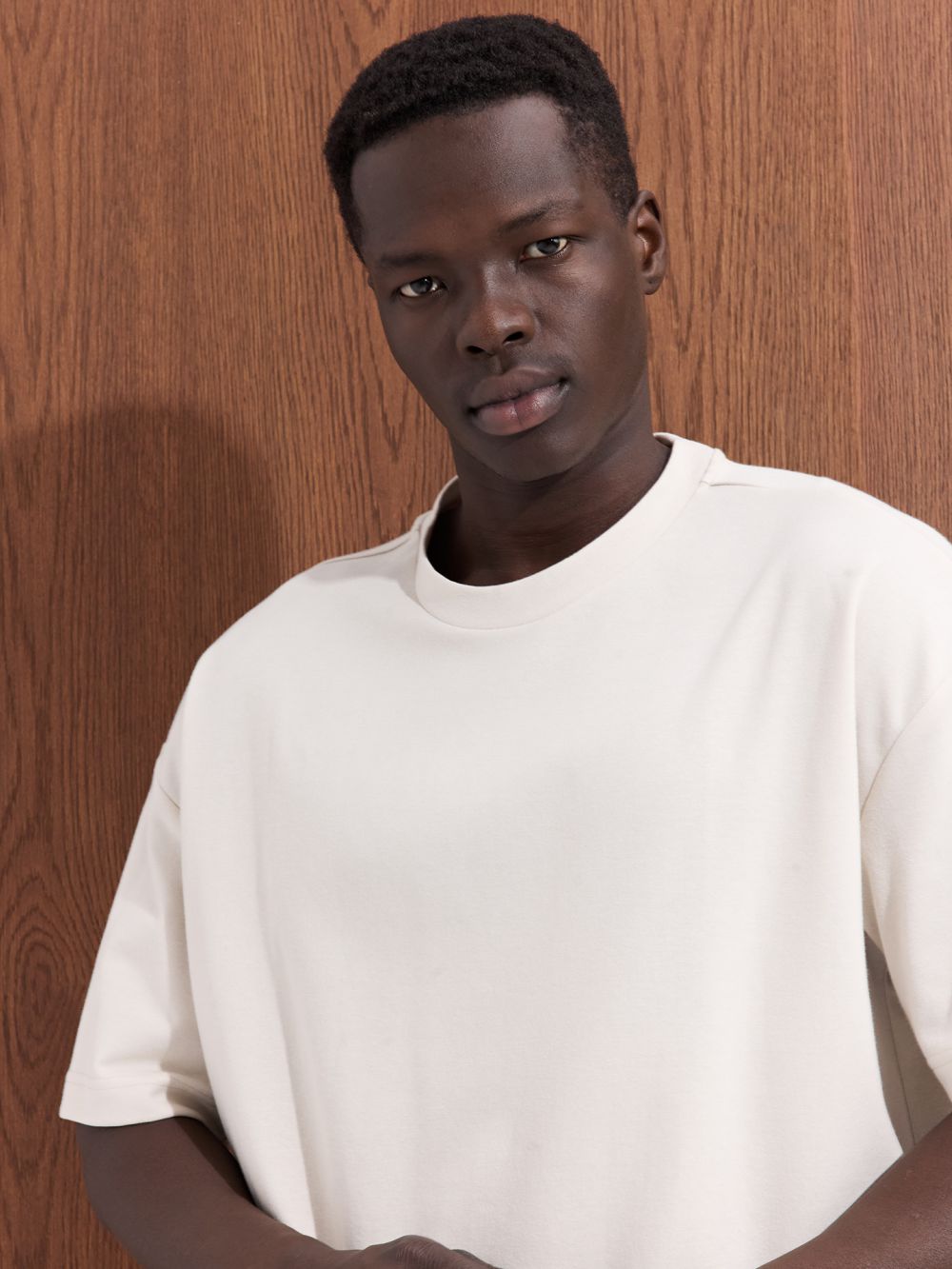 טישרט עם דפוס בגב