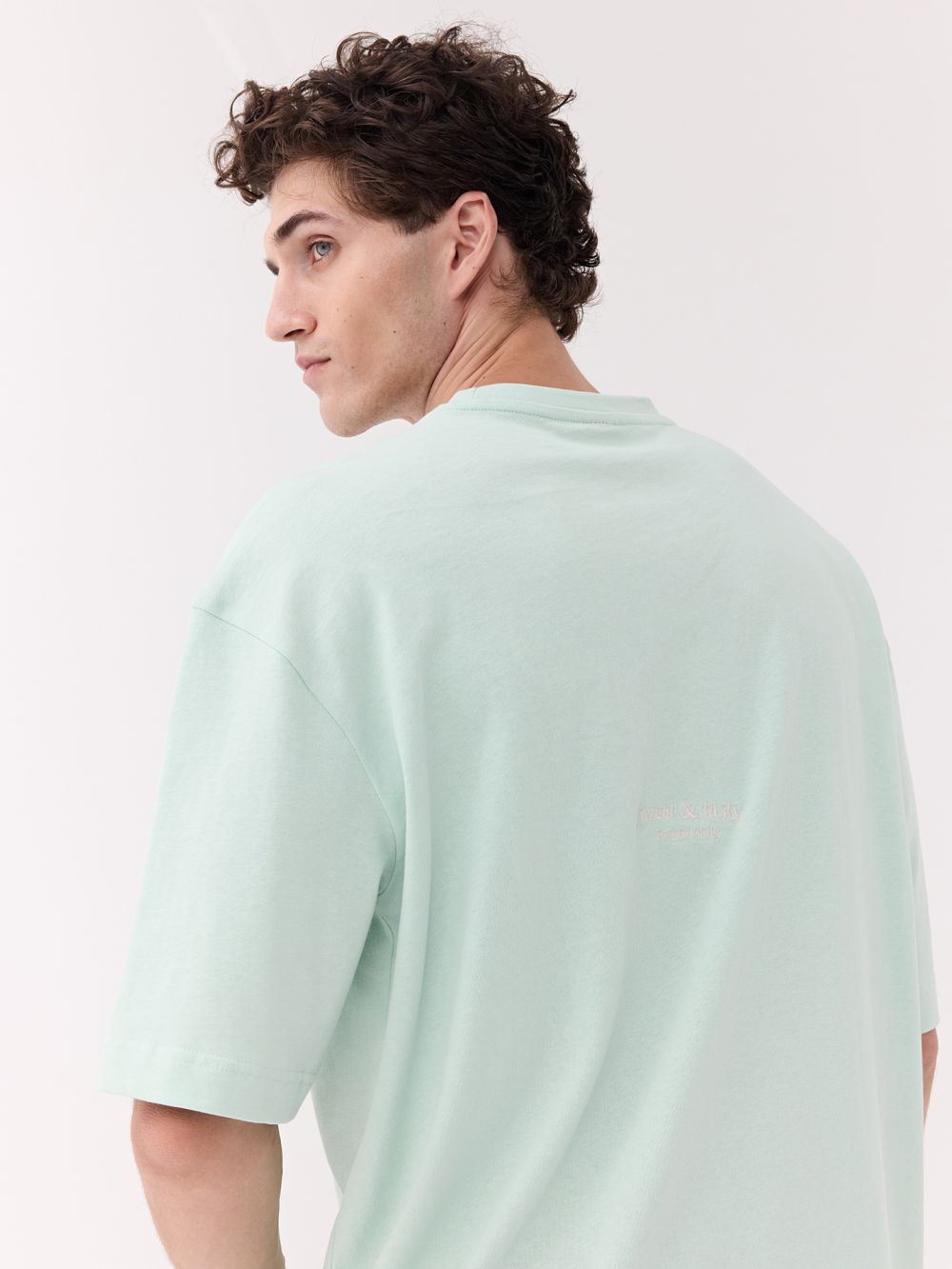 חולצה בגזרה משוחררת עם דפום פטל