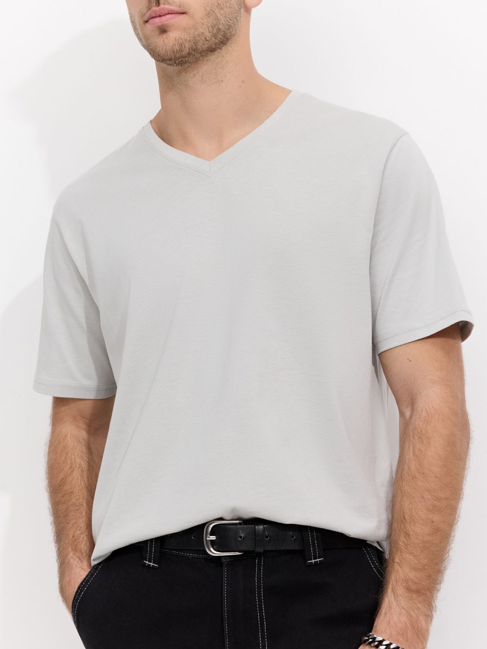 טי שירט בייסיק בצווארון v