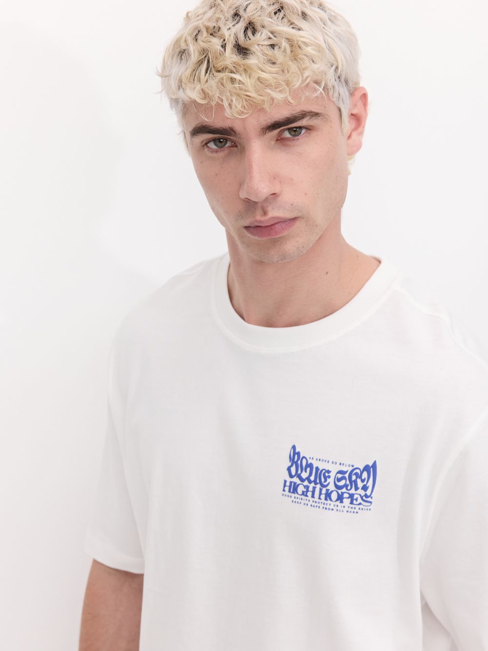 טי שירט עם דפוס בולט