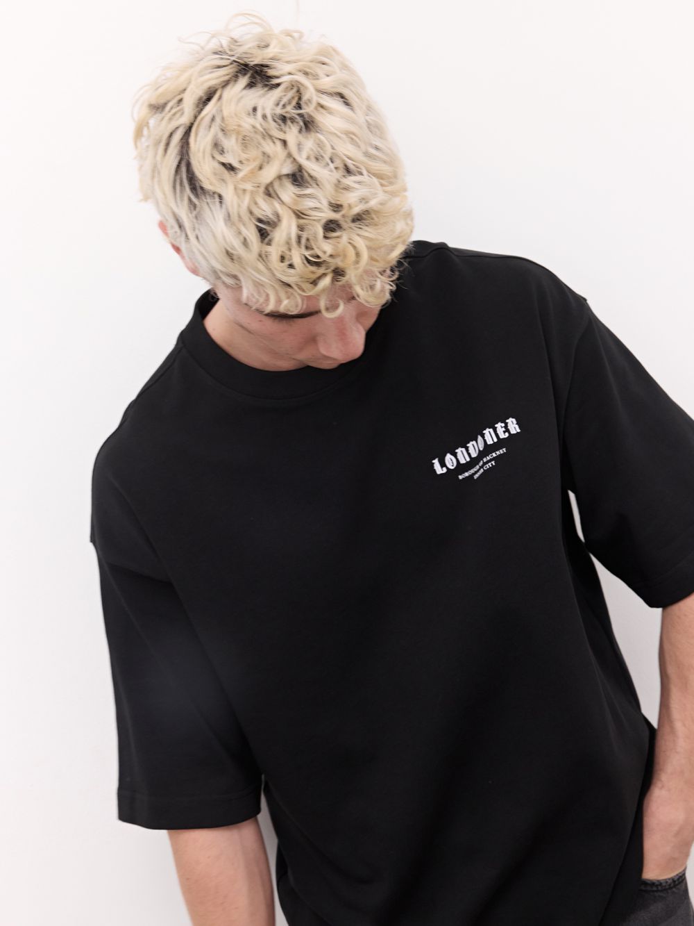 טי שירט מבד עבה בגזרת אוברסייז