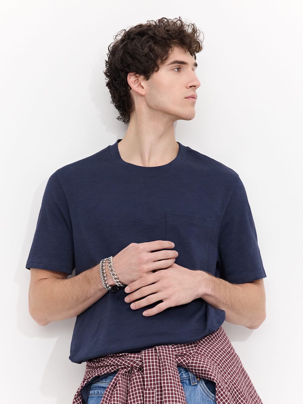 טי שירט טקסטורה עם כיס קידמי