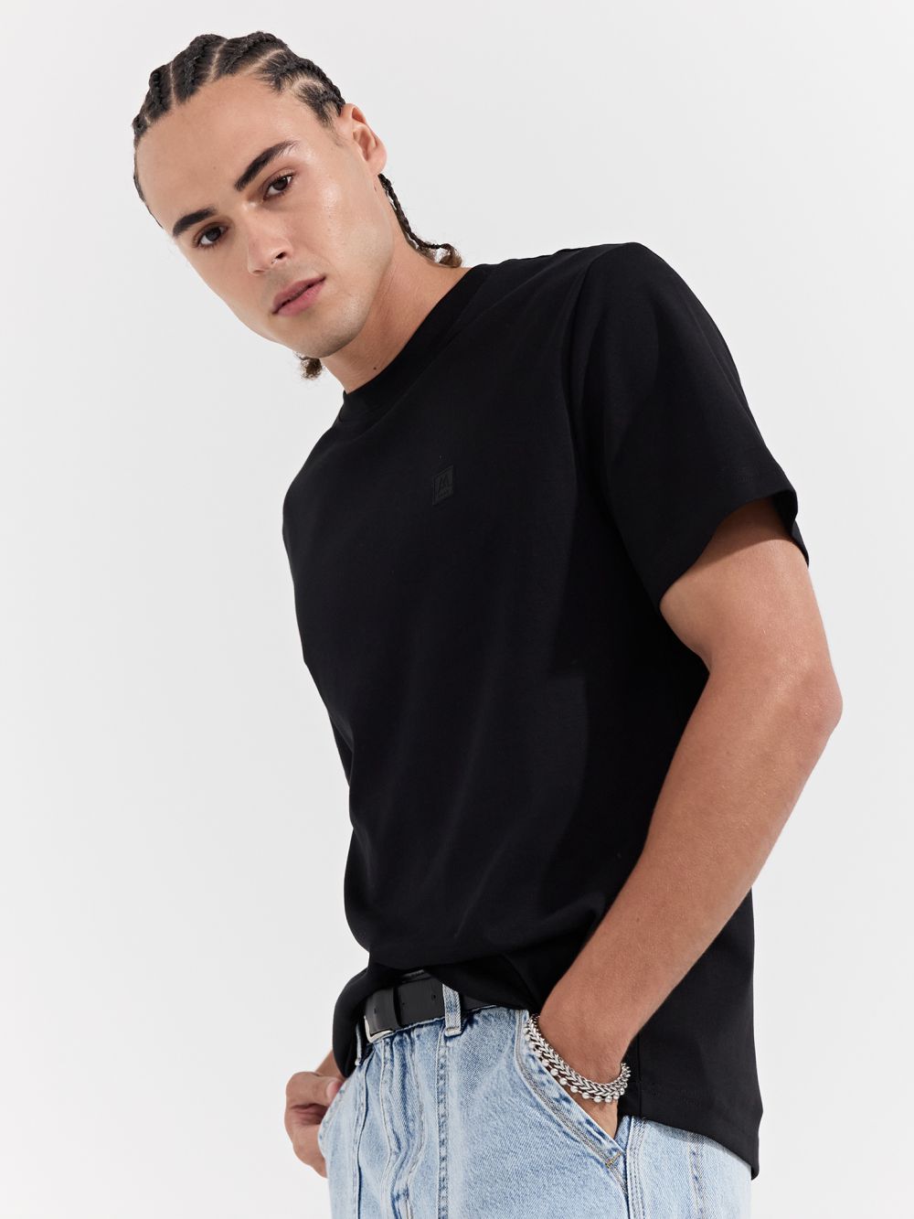 טי שירט עם דפוס קידמי קטן