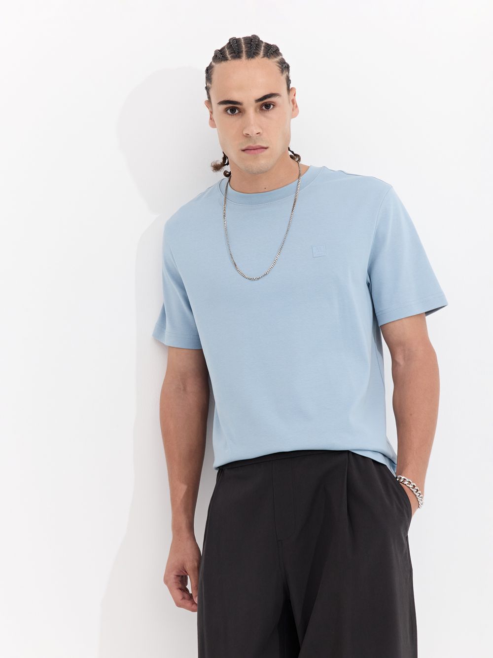 טי שירט עם דפוס קידמי קטן