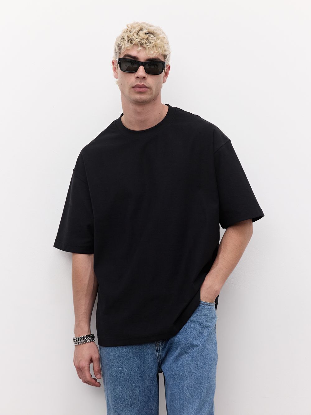 טי שירט עם חתך אחורי