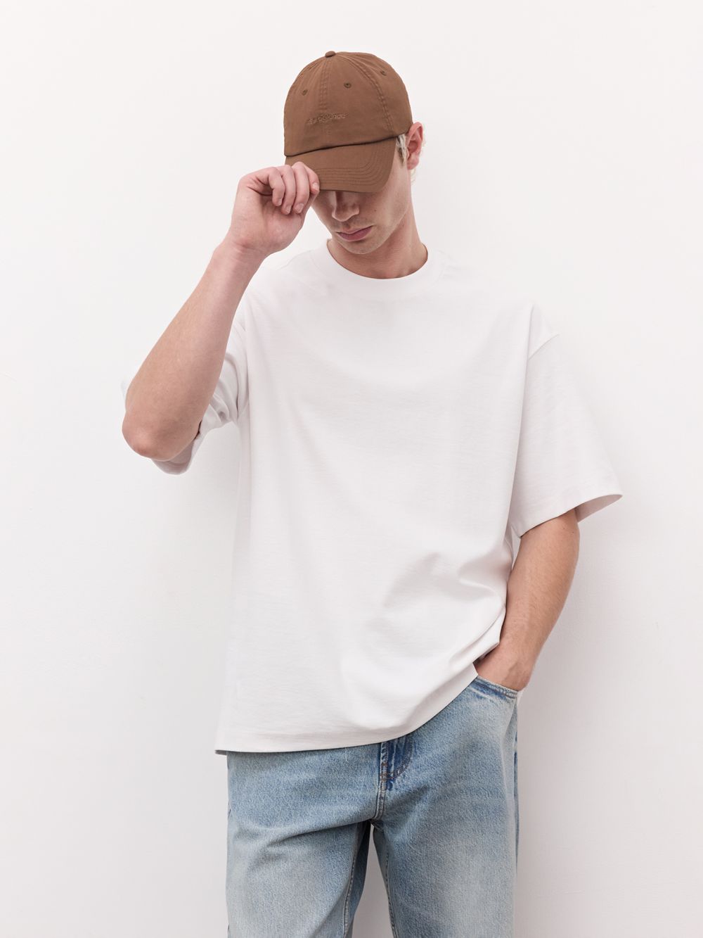 טי שירט עם חתך אחורי