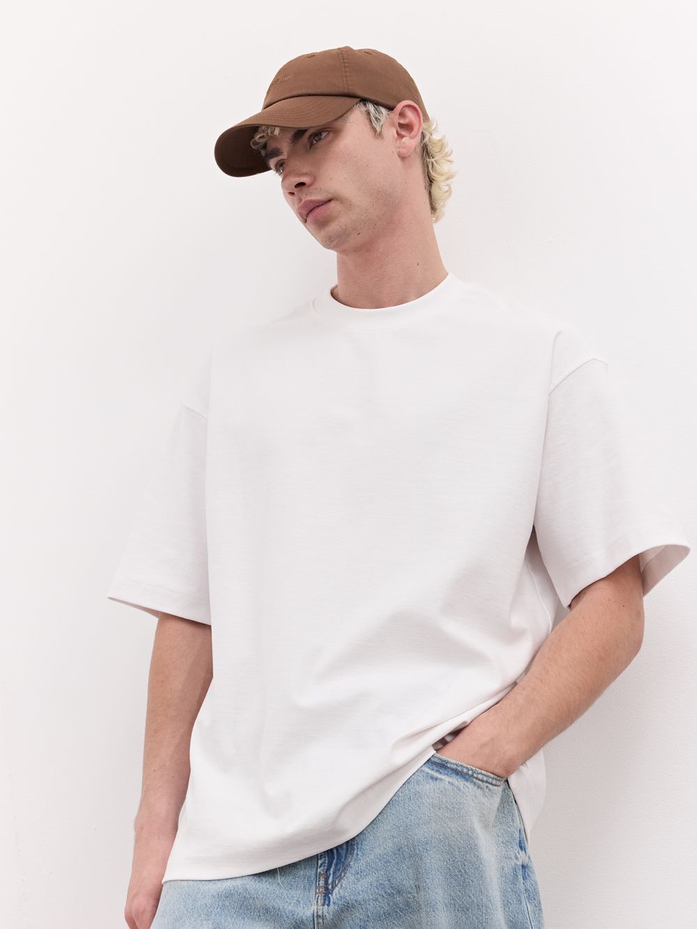 טי שירט עם חתך אחורי