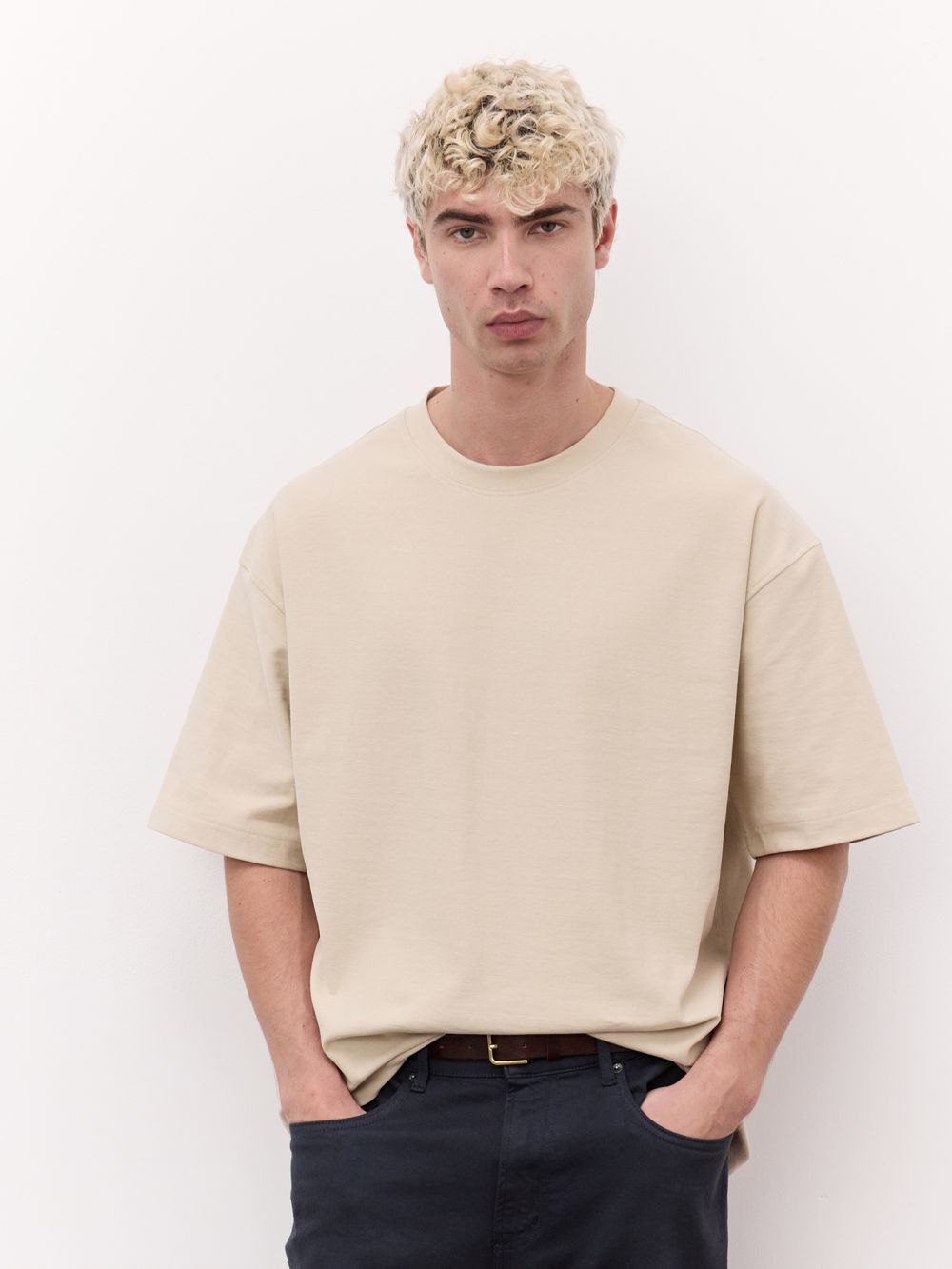 טי שירט עם חתך אחורי