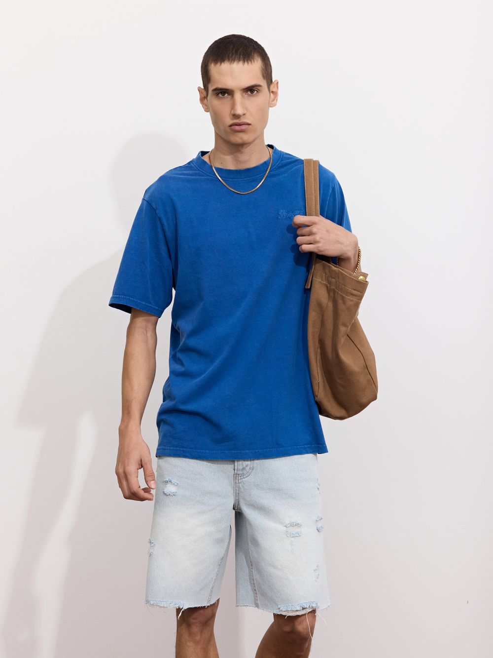 חולצה שטופה עם כיס. גובה הדוגמן 186 לובש מידה L