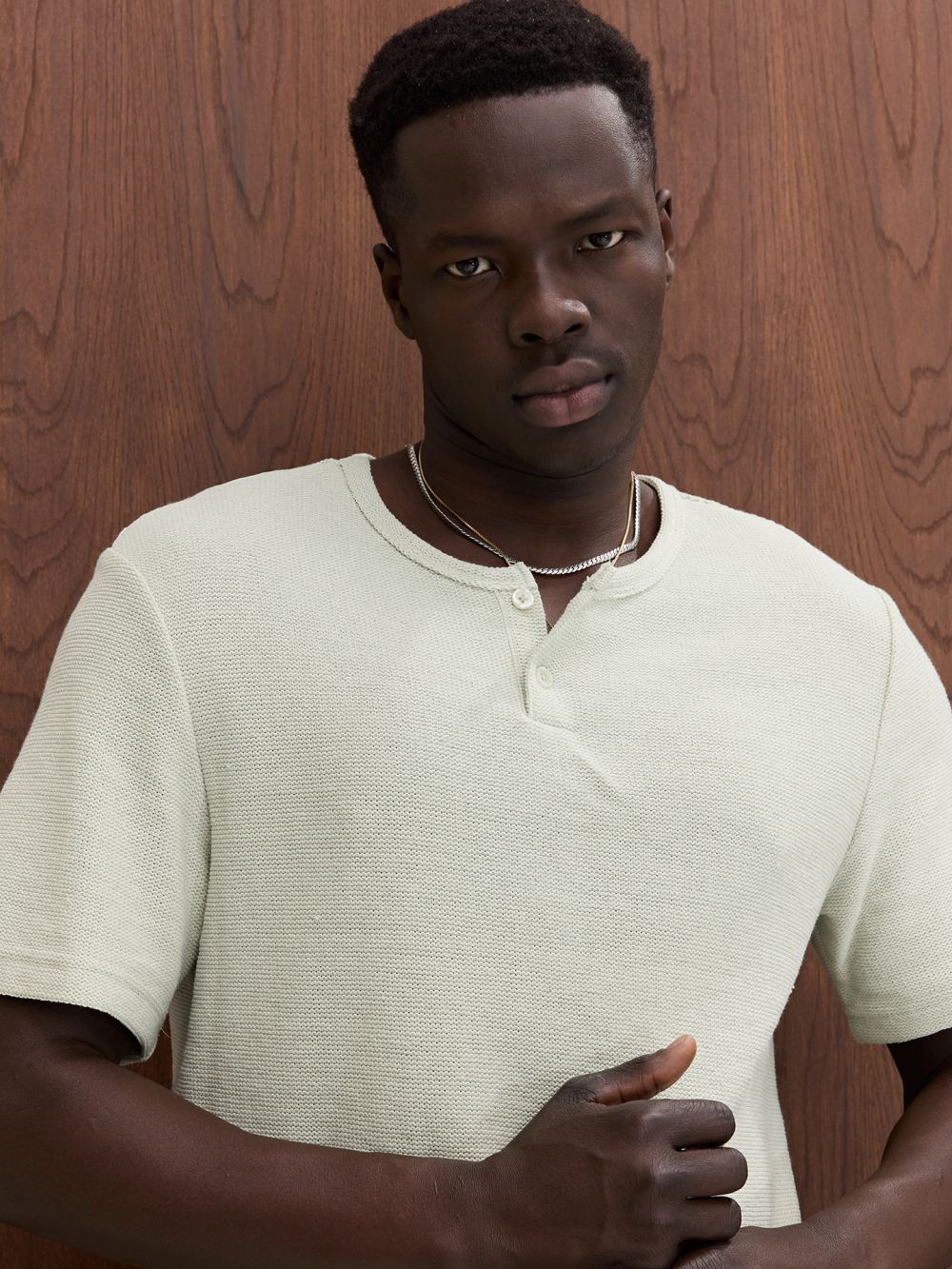 טי שירט טקסטורה עם כפתרה