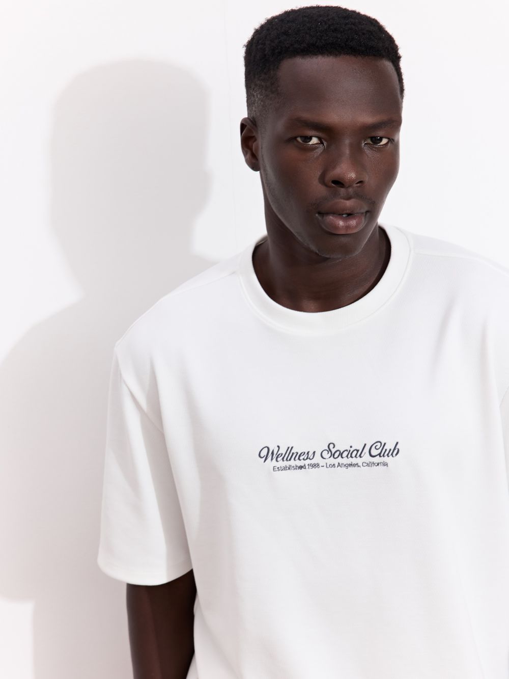 טי שירט עם טקסטורה וריקמה