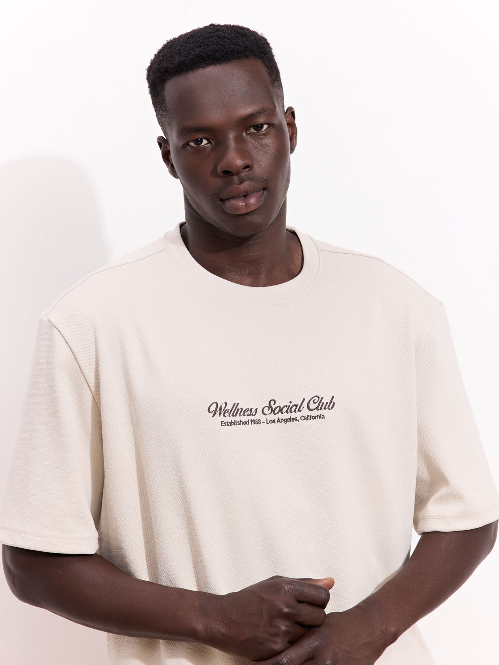 טי שירט עם טקסטורה וריקמה