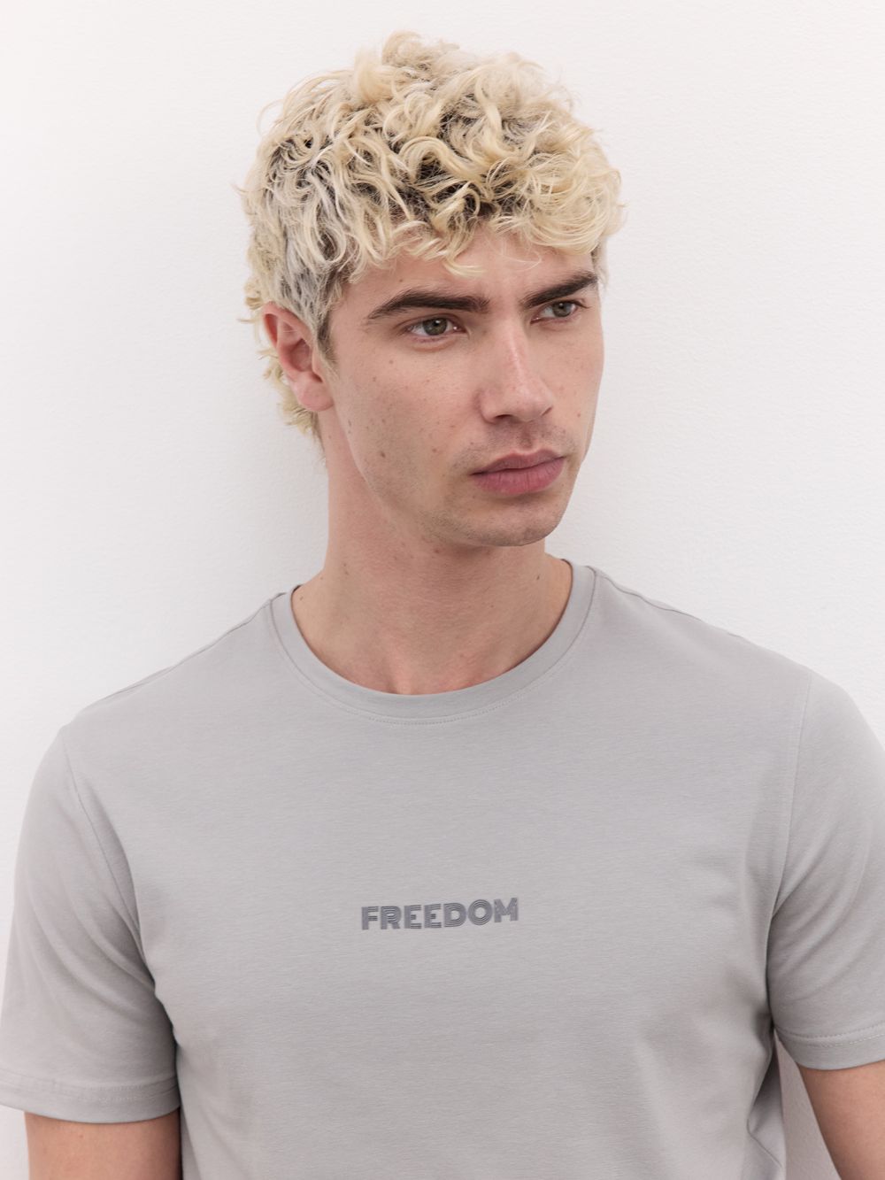 טי-שירט ליקרה מודפסת בגזרת SLIM