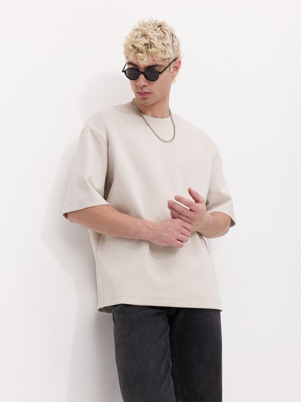 חולצה אוברסייז עם דפוס מובלט