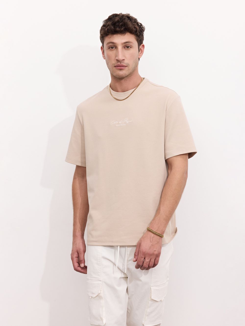 חולצה עם רקמה