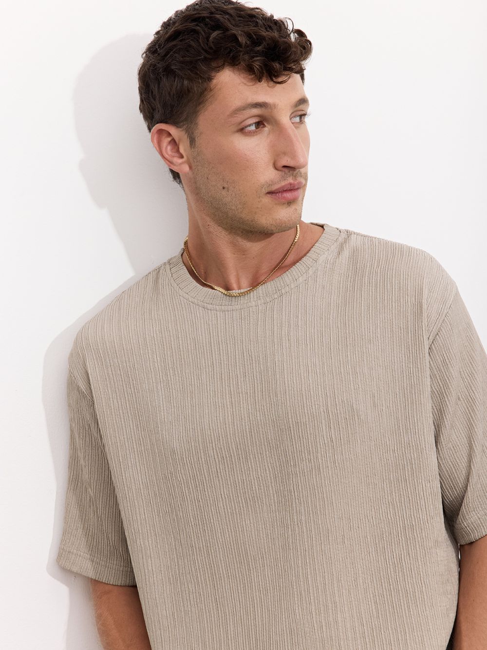 טי שירט עם טקסטורת פסים