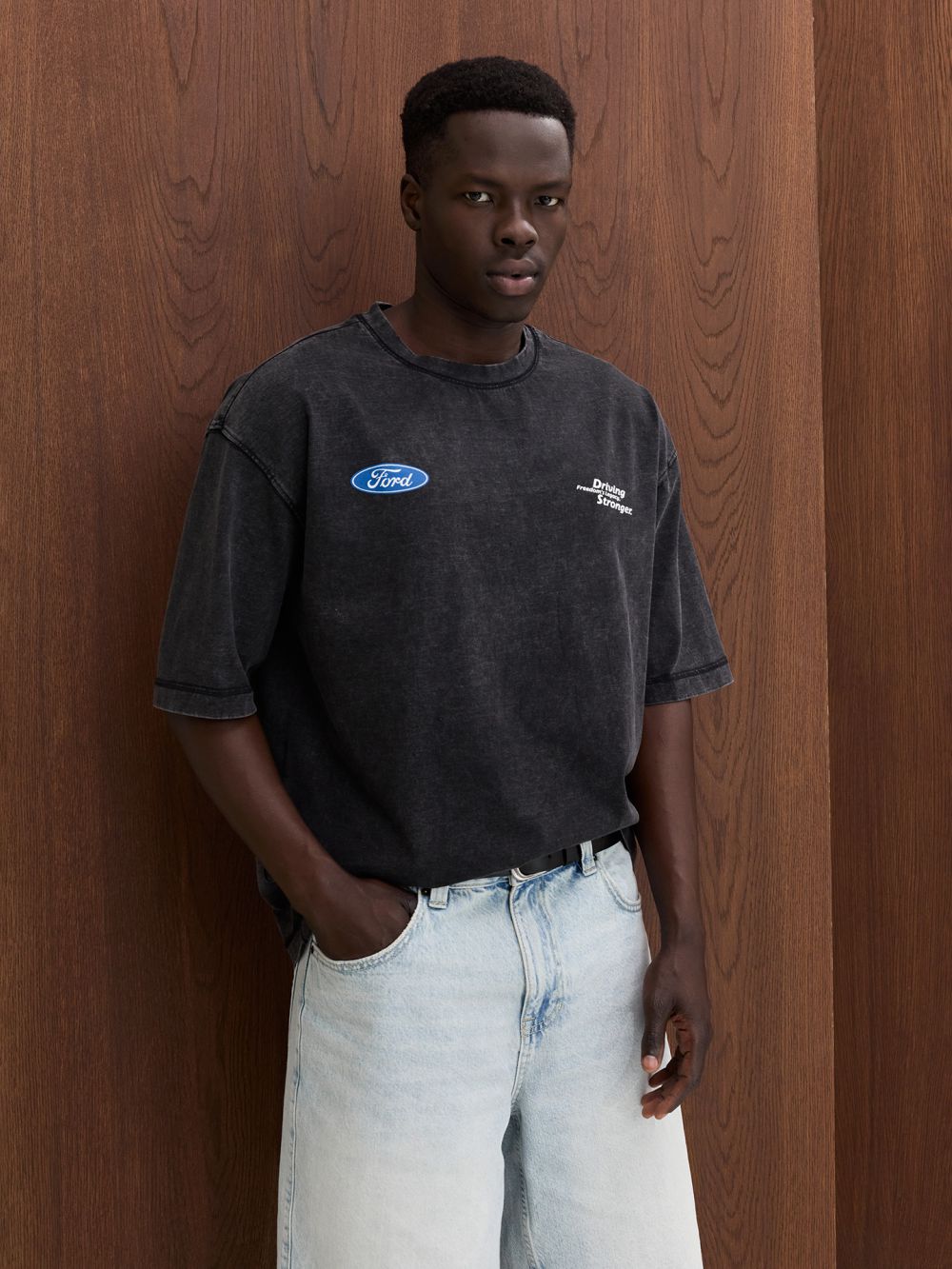 טי שירט שטופה עם הדפס פורד