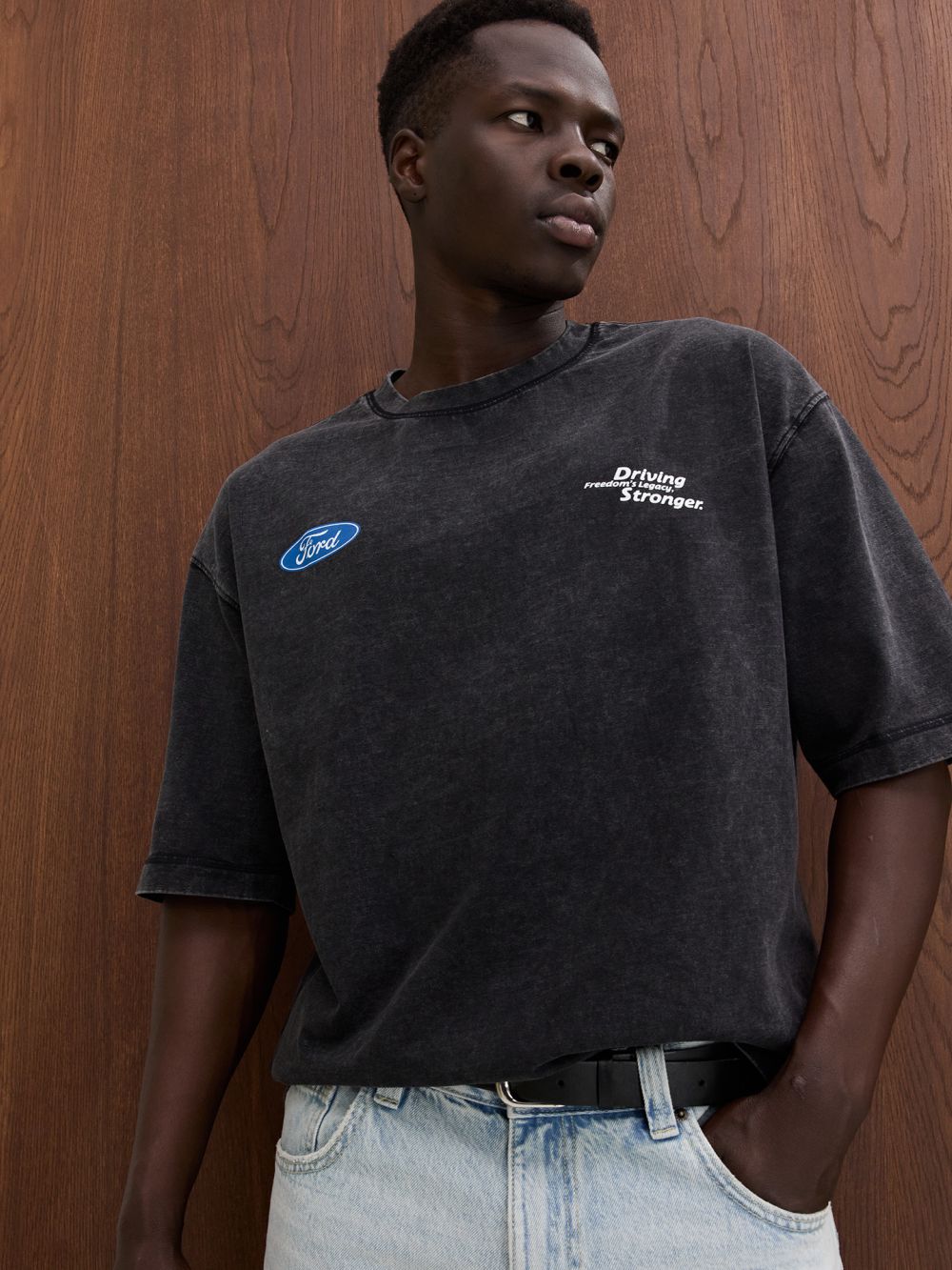 טי שירט שטופה עם הדפס פורד