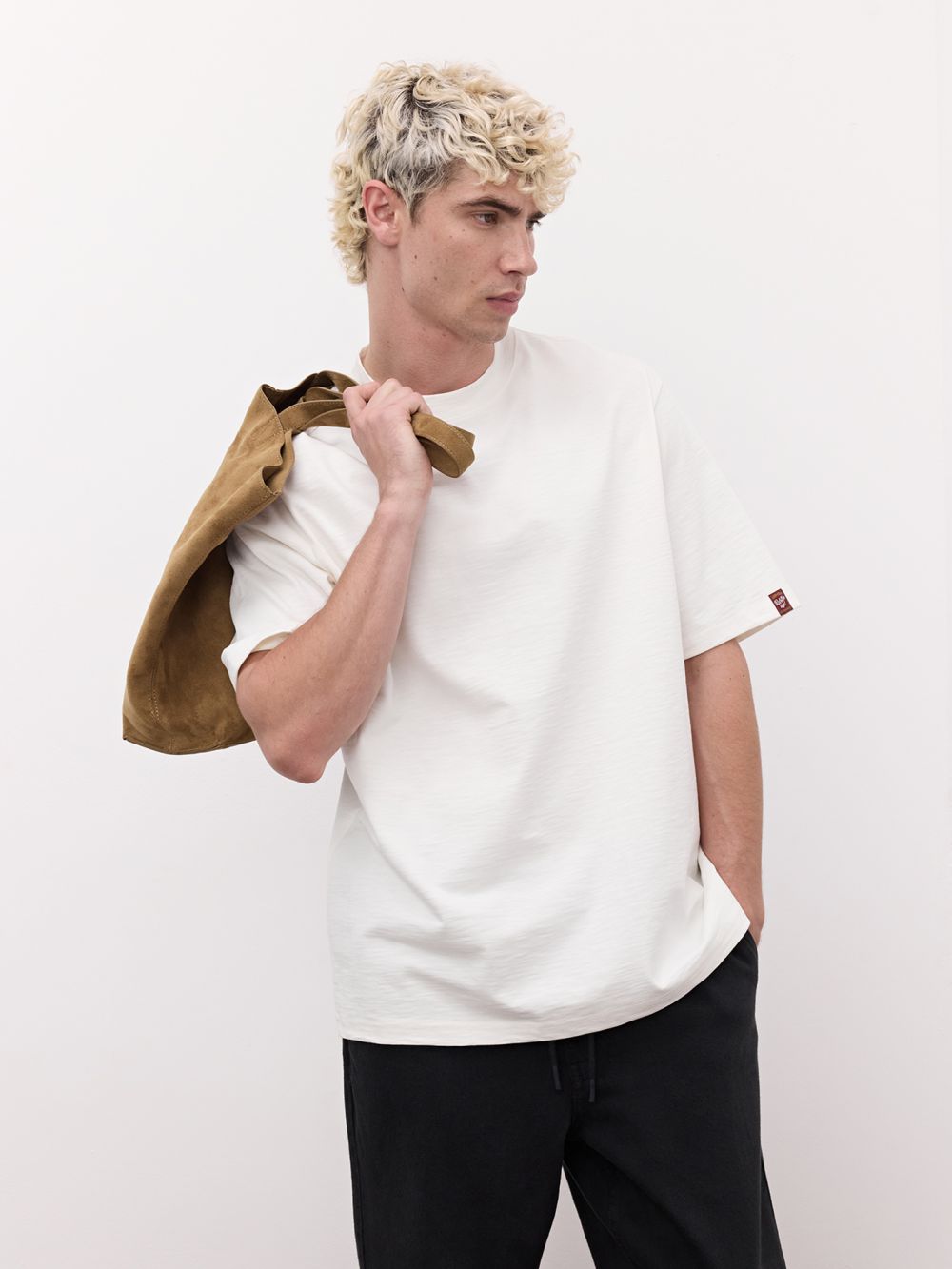 טישירט עם תווית בשרוול