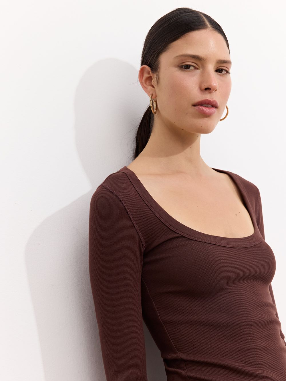 טי שירט ריב מחשוף בצורת U