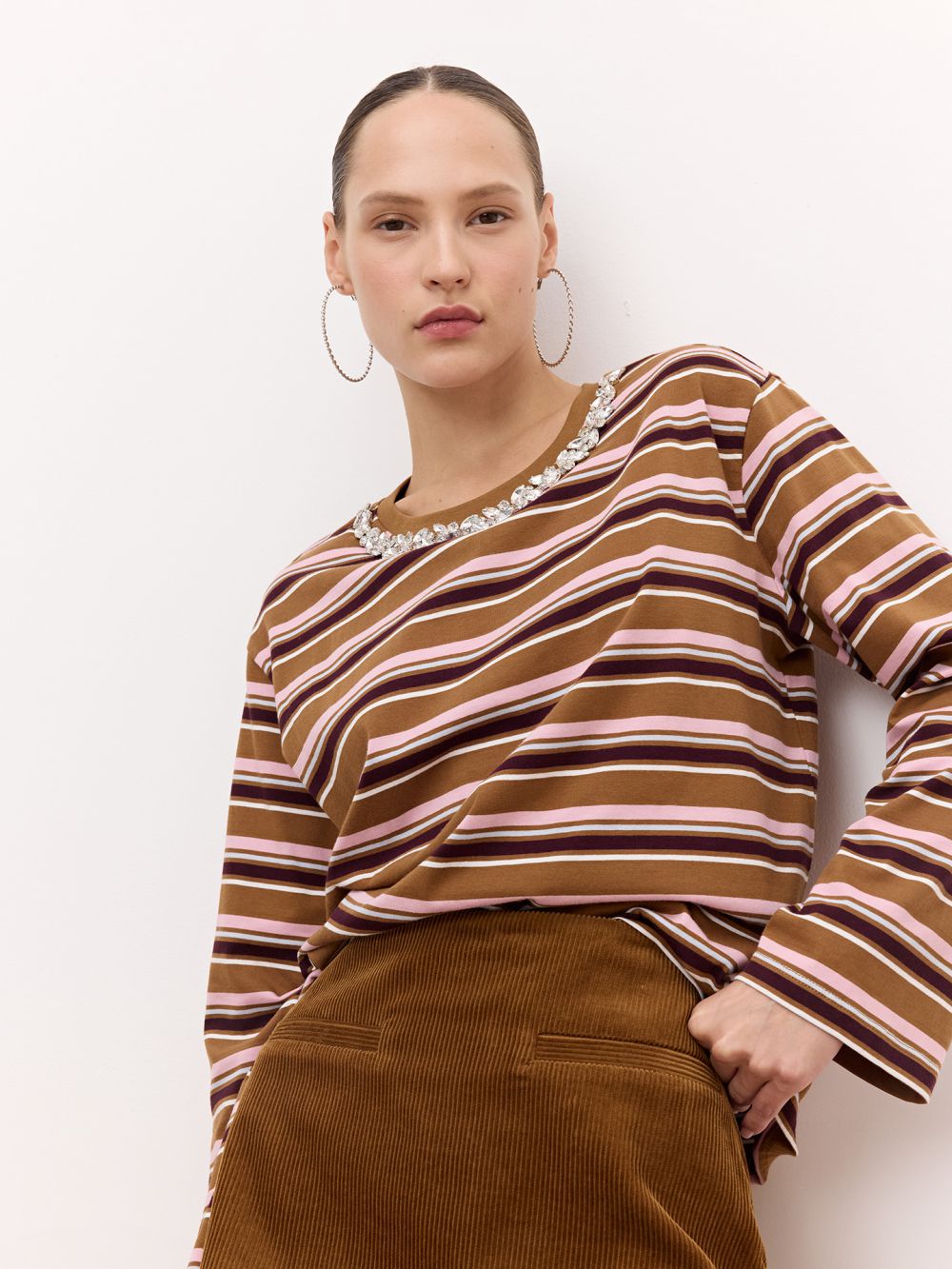 חולצת טי שירט עם שרוולים מתרחבים וצווארון מקושט