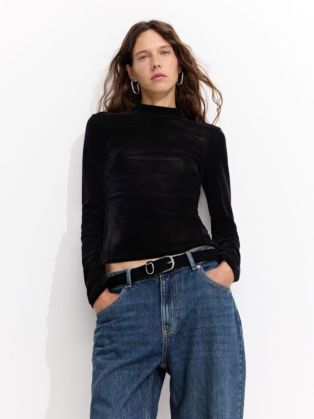 טופ קטיפה עם צווארון גבוה